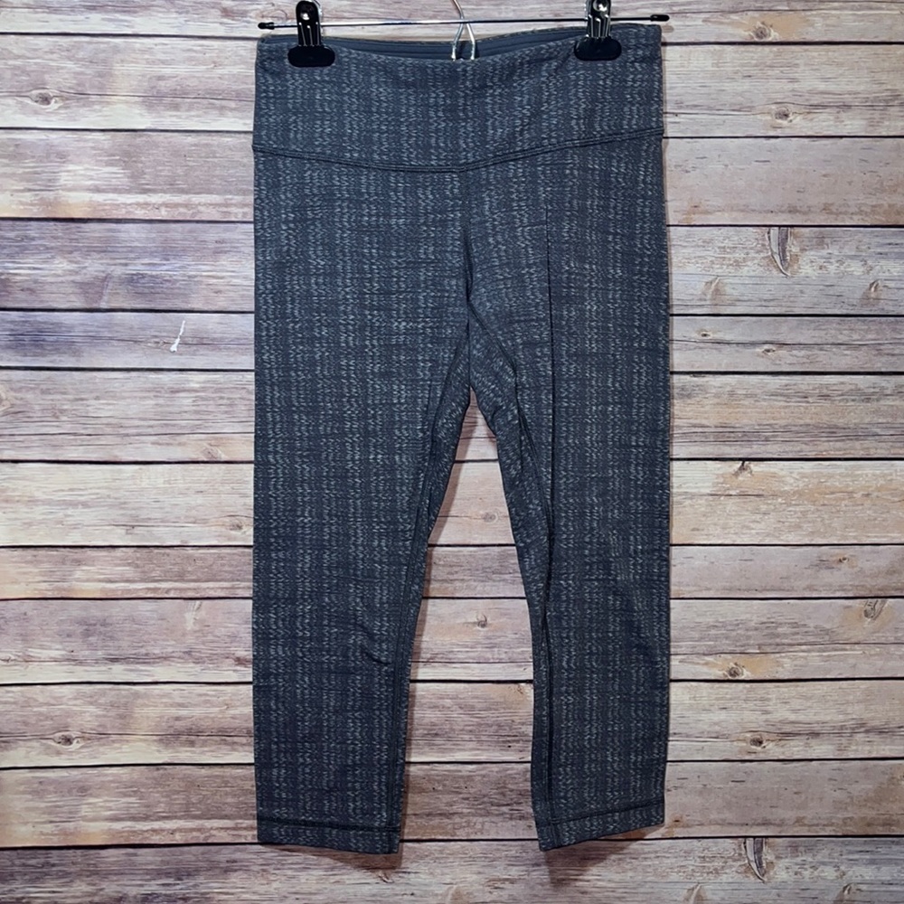 Lululemon Textured Gray Leggings Size 6 Cropped c1